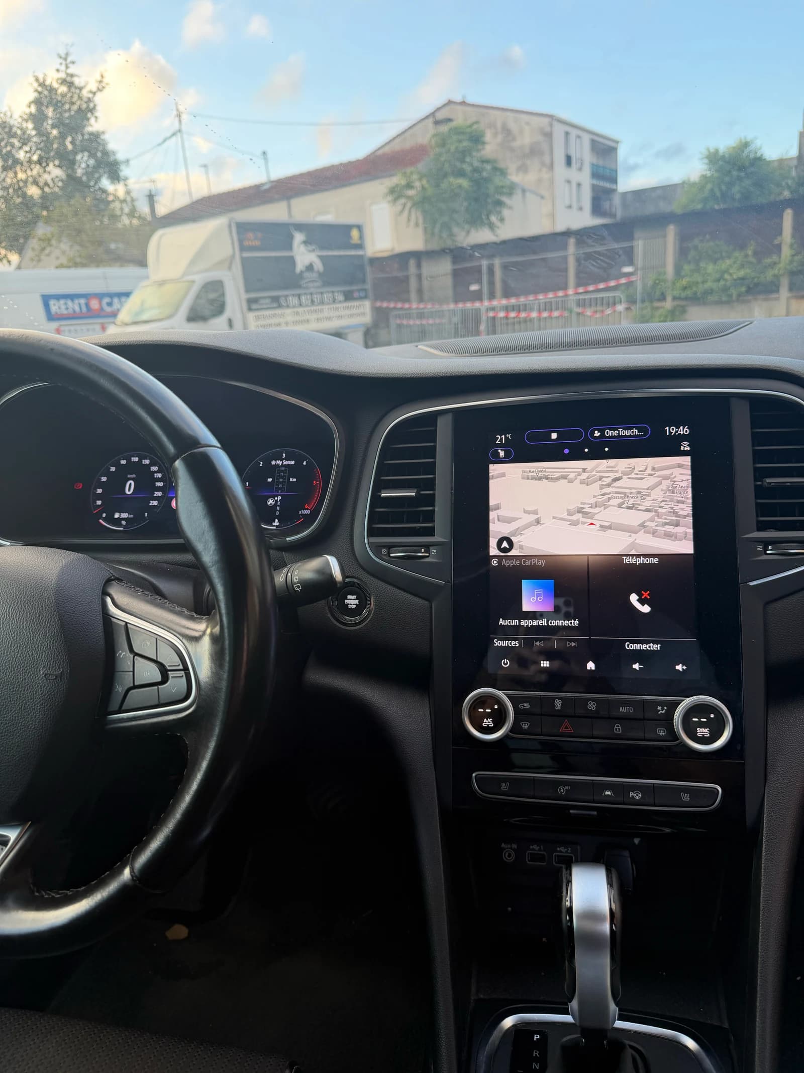 Habitacle de la Mégane 4 avec écran Apple CarPlay et boîte automatique