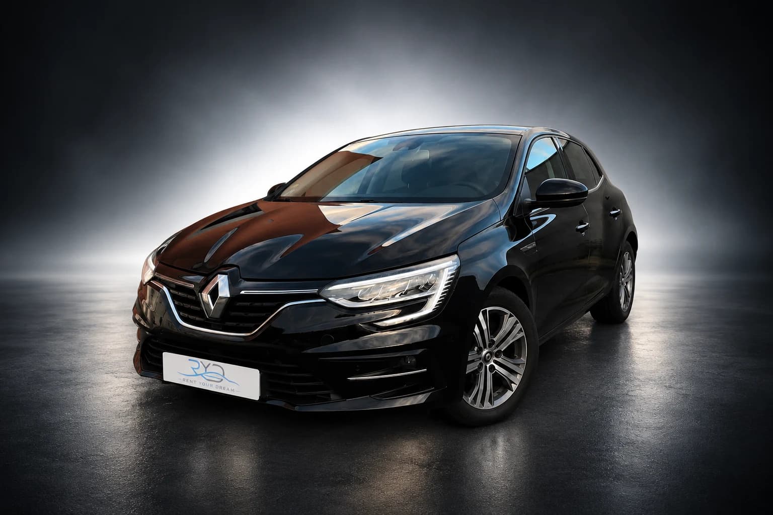 Renault Mégane 4 noire de Rent Your Dream, vue avant trois-quarts sur fond studio