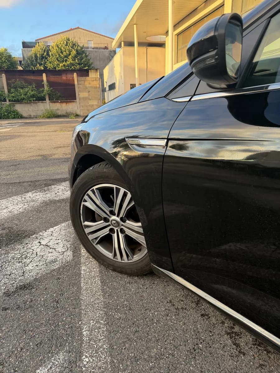 Detail of the Mégane 4 alloy wheel and bodywork