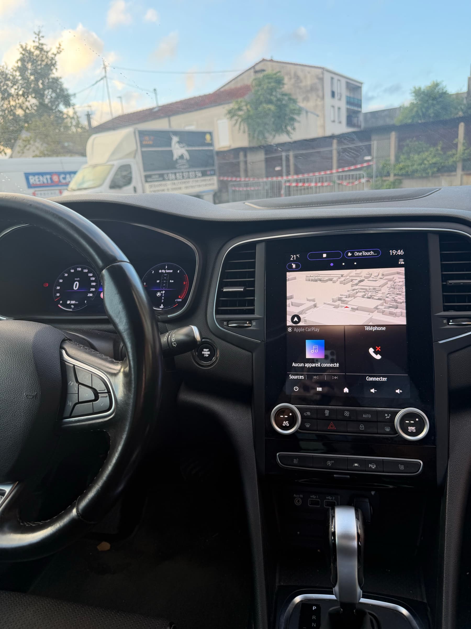 Habitacle de la Mégane 4 avec écran Apple CarPlay et boîte automatique