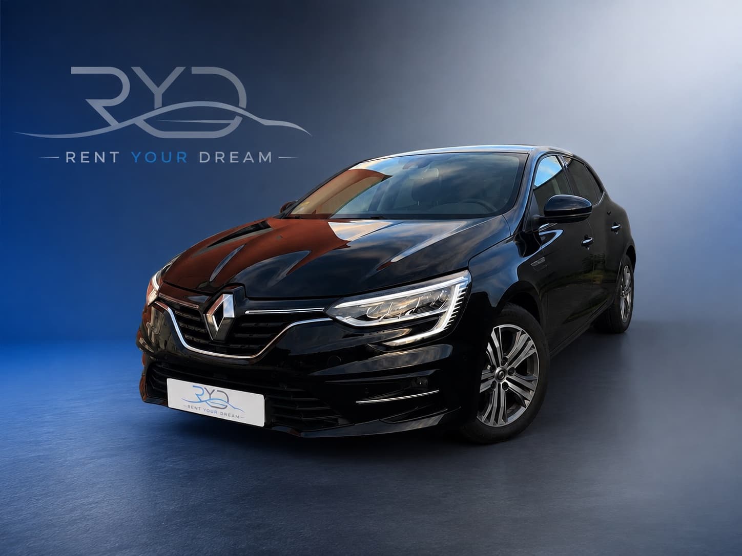 Renault Mégane 4 noire de Rent Your Dream sur fond bleu, vue avant trois-quarts